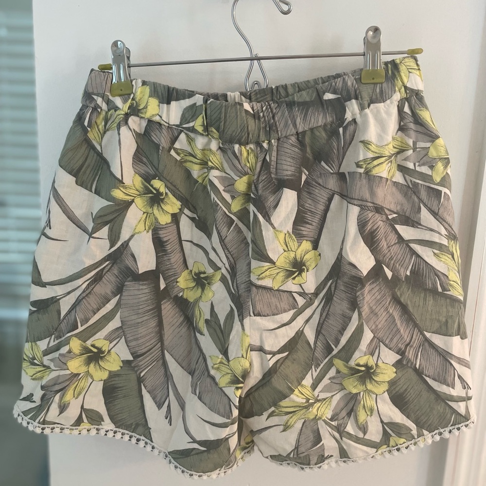 Banana republic shorts, never used before.